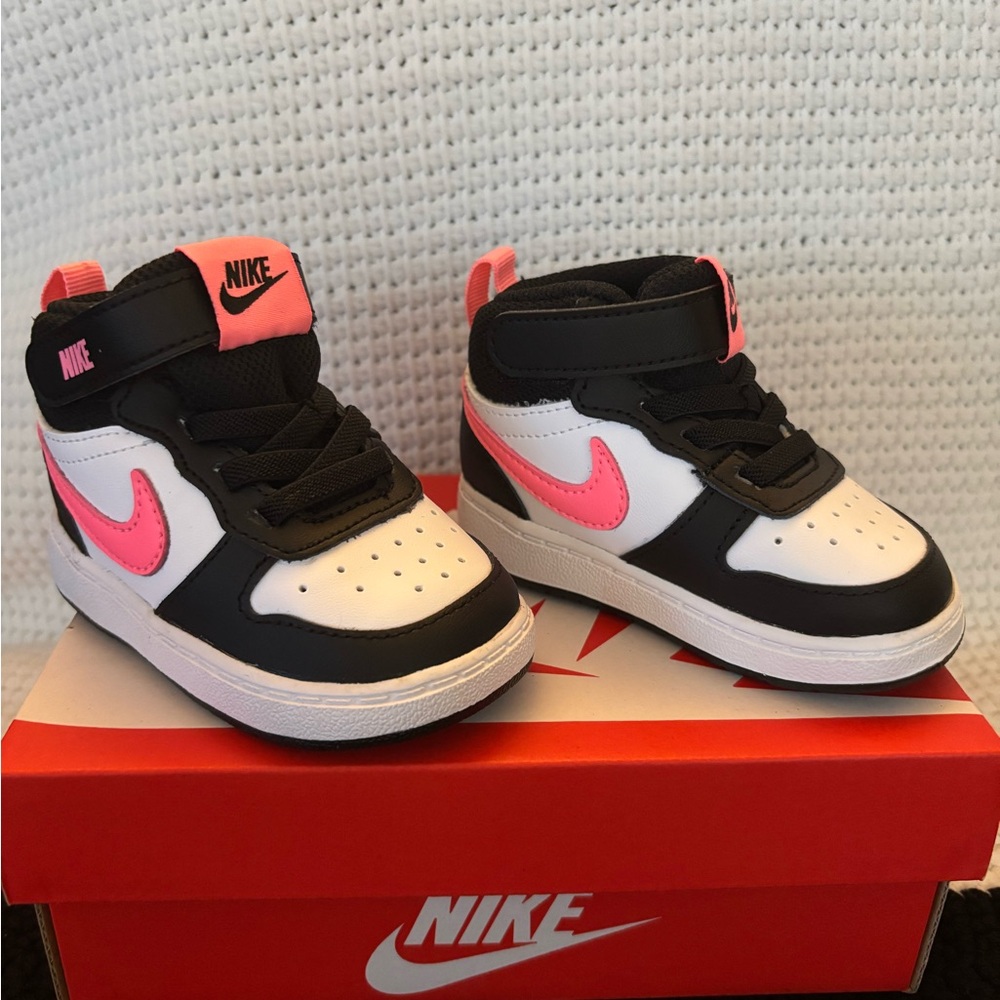 Brand new Nike court sneakers: size 4c